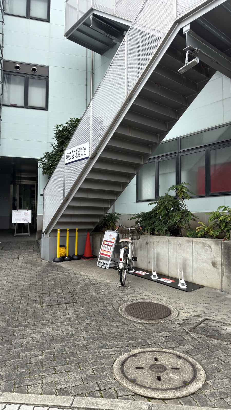 敷地内のシェアサイクル HELLOCYCLING・ダイチャリ ポート（夜間早朝入口横・地下駐車場出入口の横）