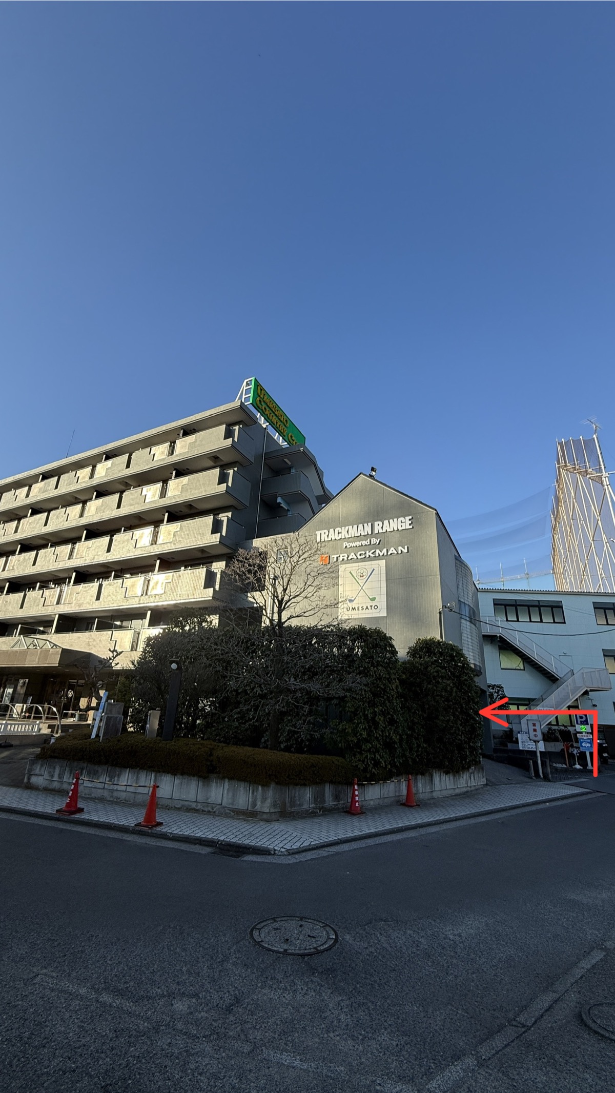 夜間・早朝の出入口（建物向かって右側・地下駐車場入口の横）